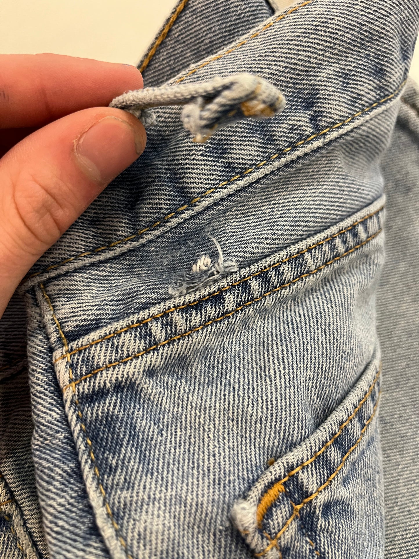 00s Levi's 550 Faded Light Blue Jeans (36 x 32)