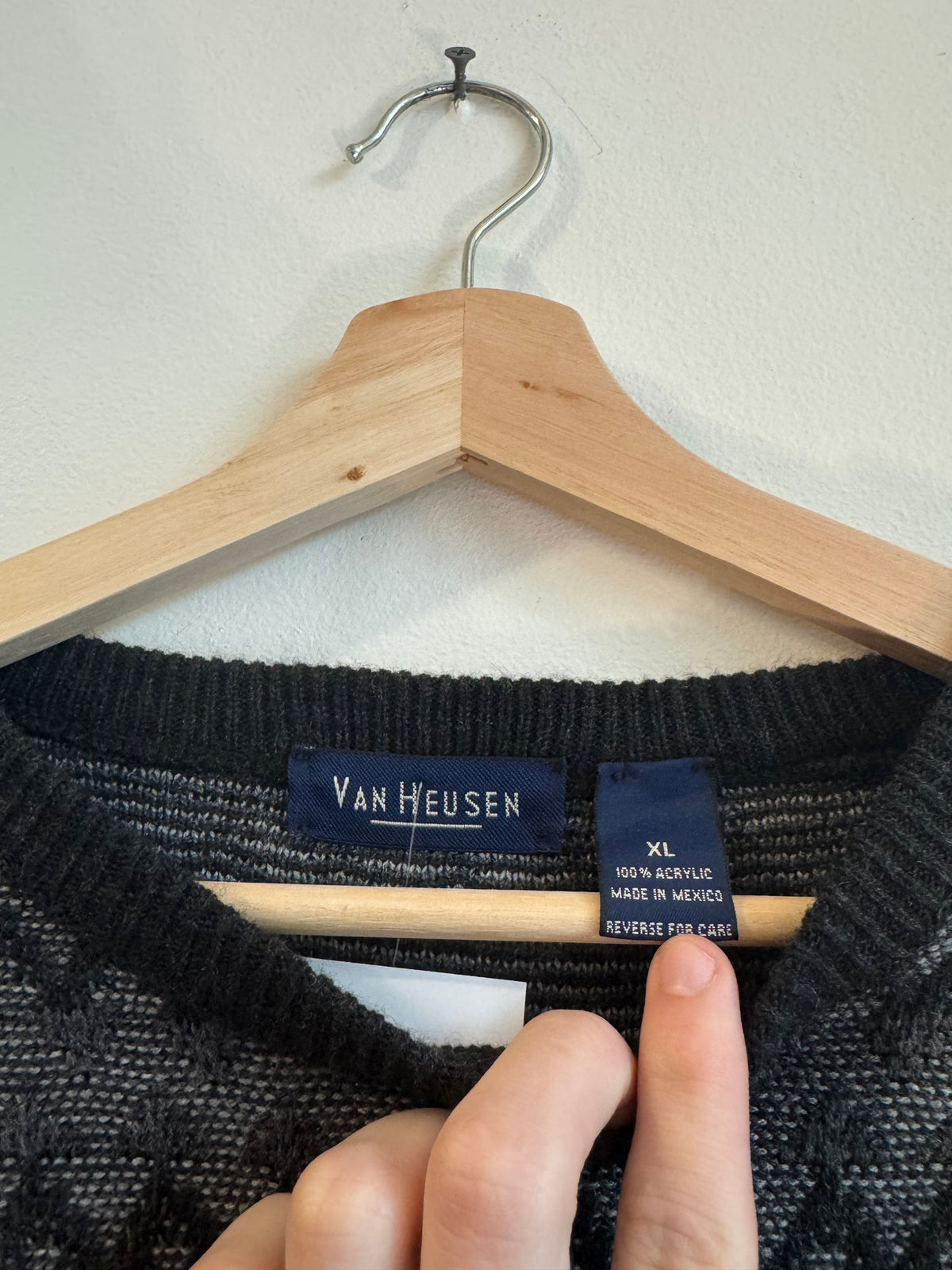 90s Van Heusen Black Sweater (XL)