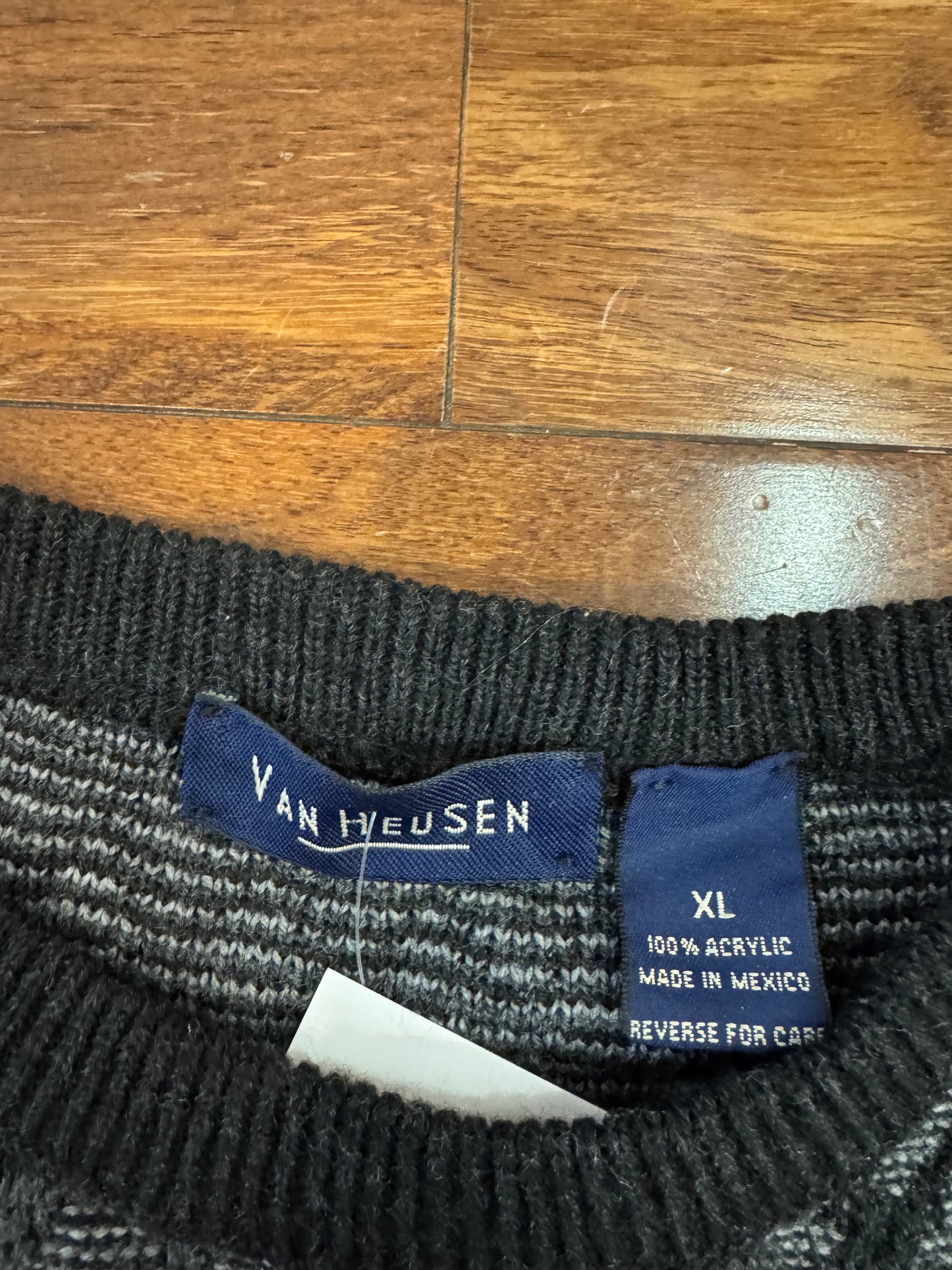 90s Van Heusen Black Sweater (XL)