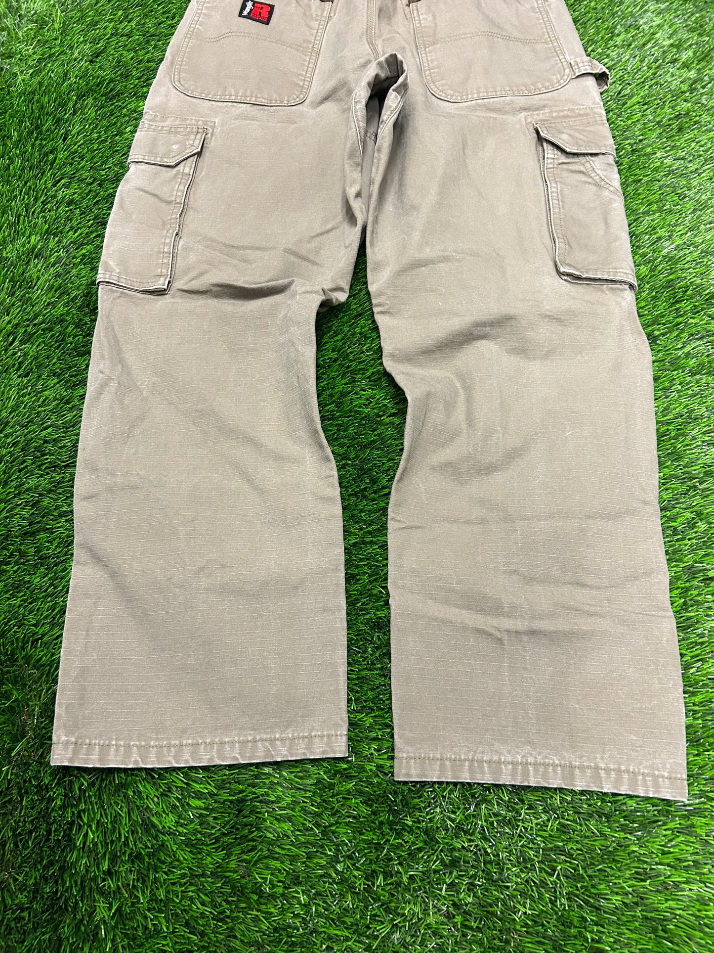 00s Wrangler Riggs Cement Cargo Pants (34 x 30)