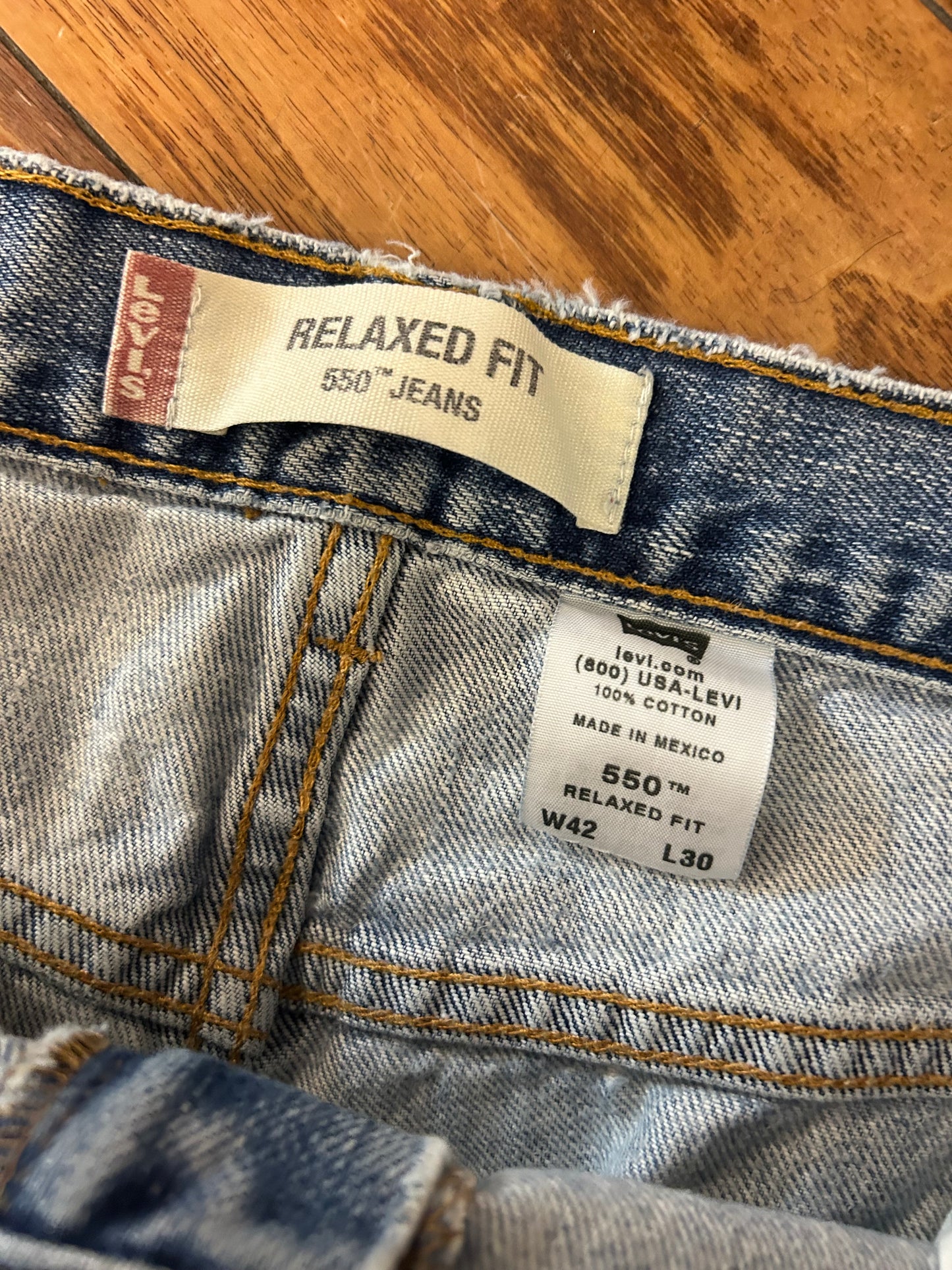 2003 Levi's 550 Faded Blue Jeans (42 x 30)