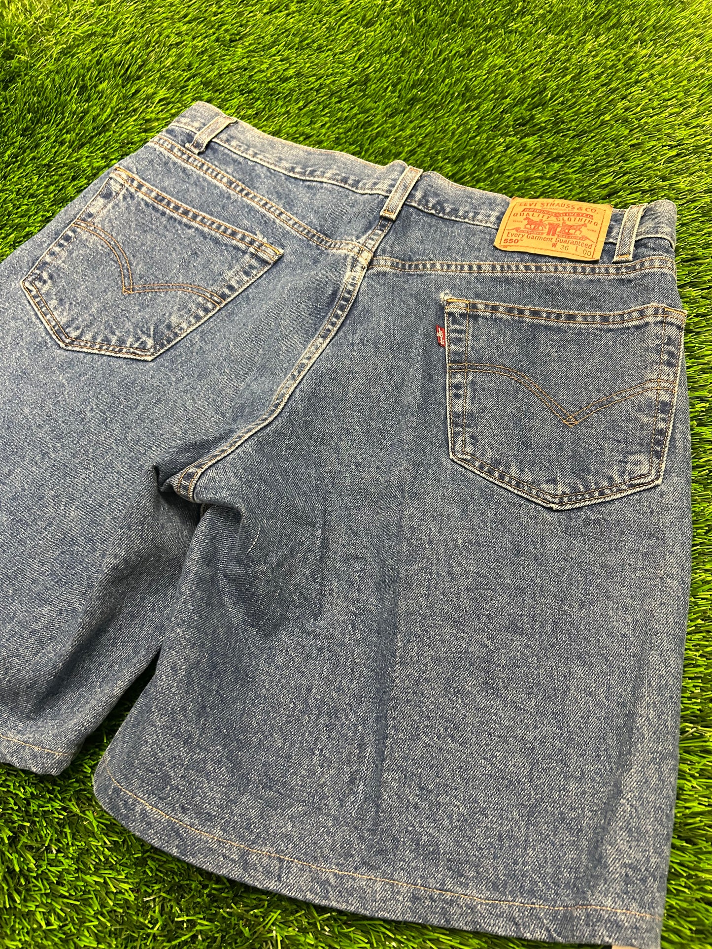 2001 Vintage Levi's 550 Dark Wash Jean Shorts (36)