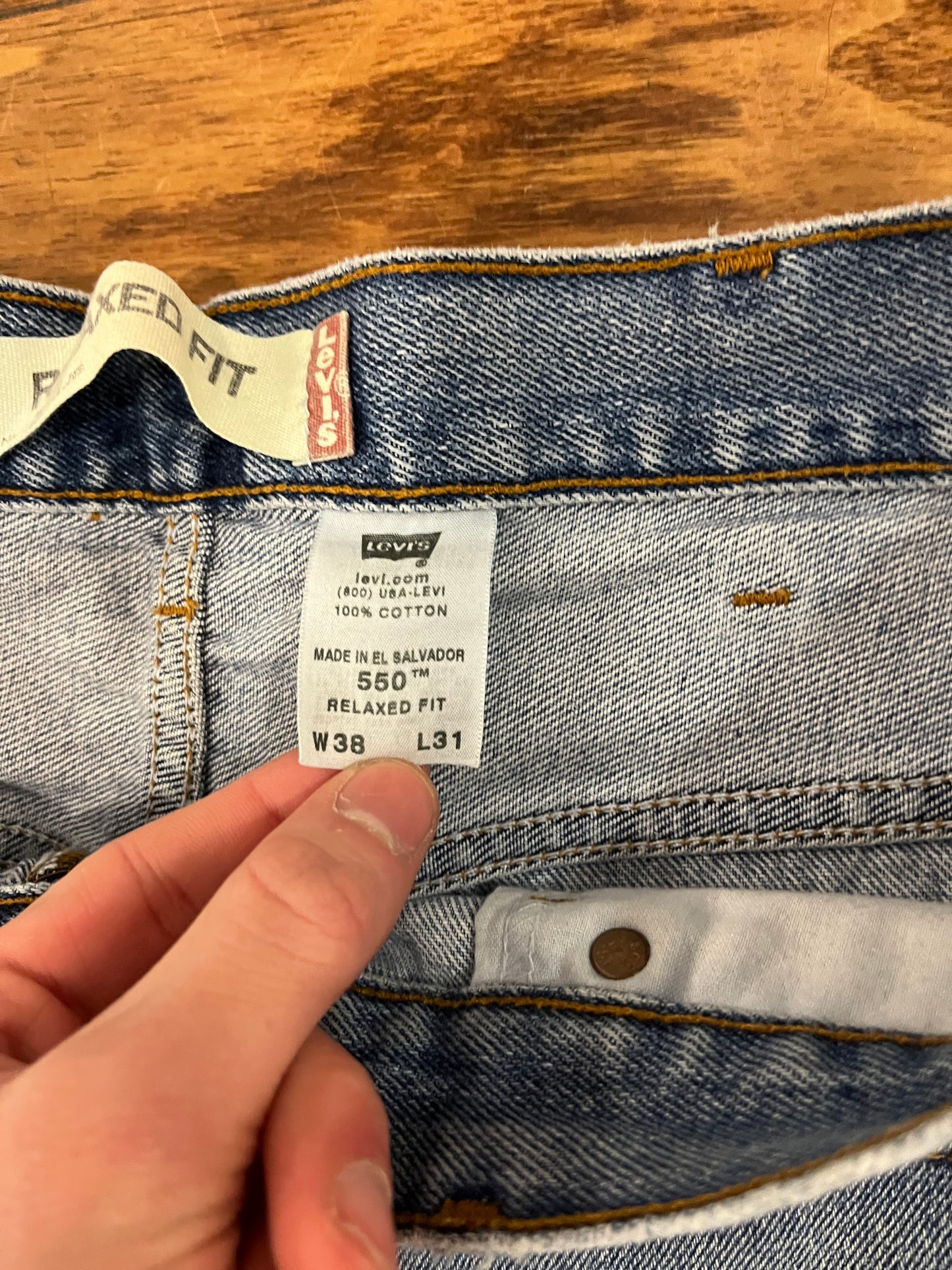 2004 Levi's 550 Relaxed Blue Jeans (38 x 30)