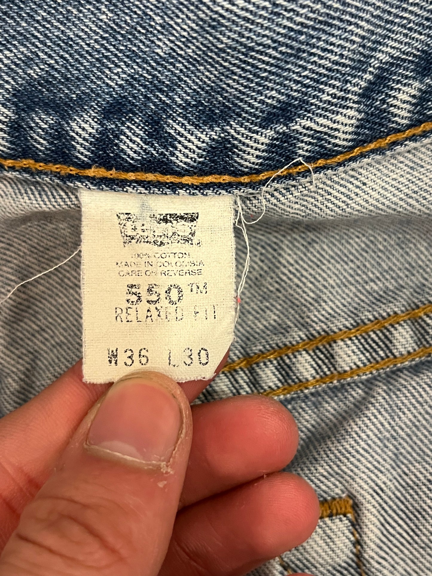 2002 Levi's 550 Light Wash Jeans (36 x 30)
