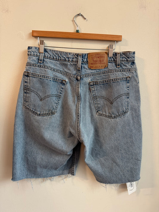 1997 Levi”s 560 Baggy Light Wash Shorts (36)
