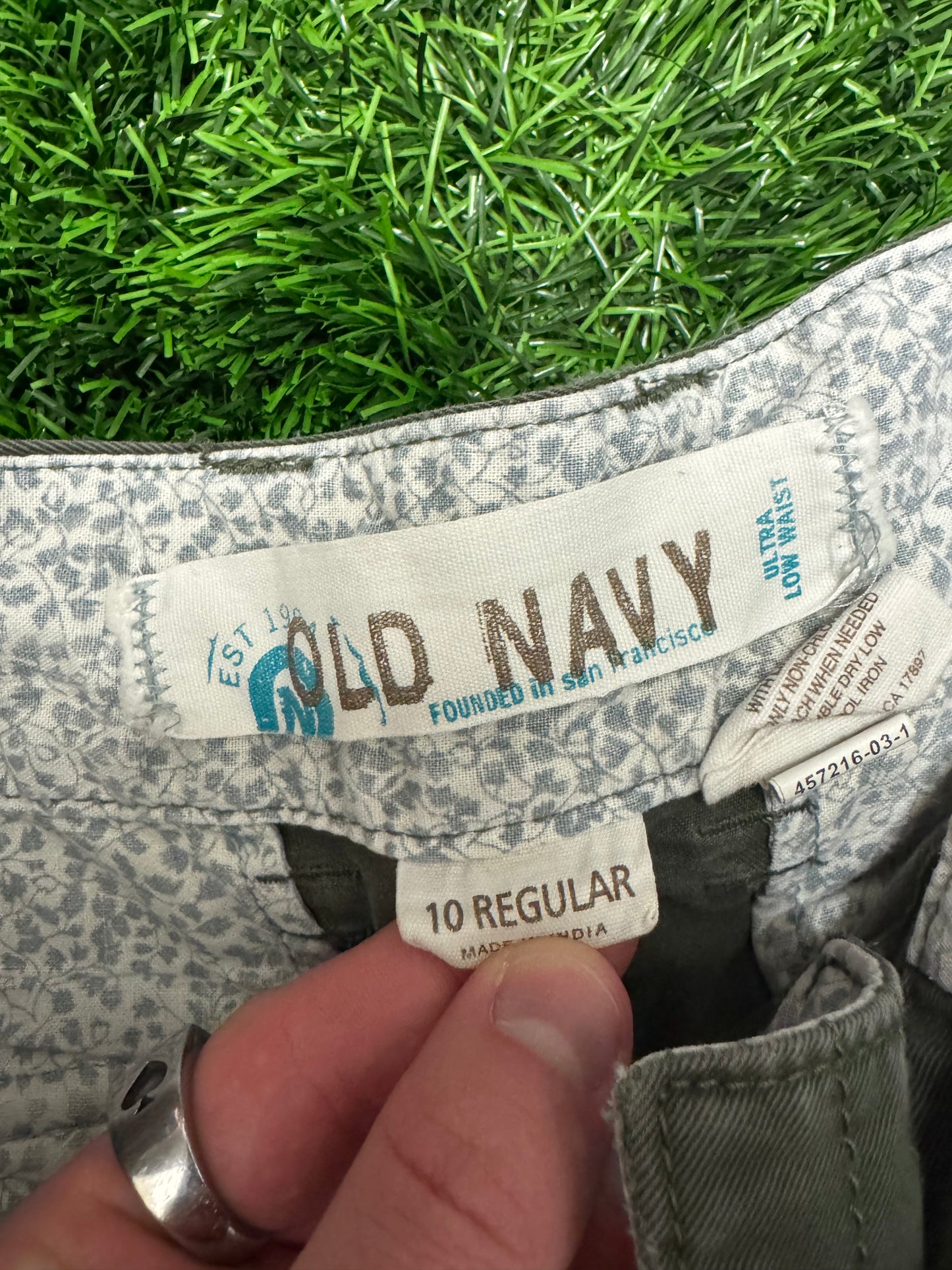 2007 Vintage Old Navy Women's Olive Green Cargo Pants (32 x 32)