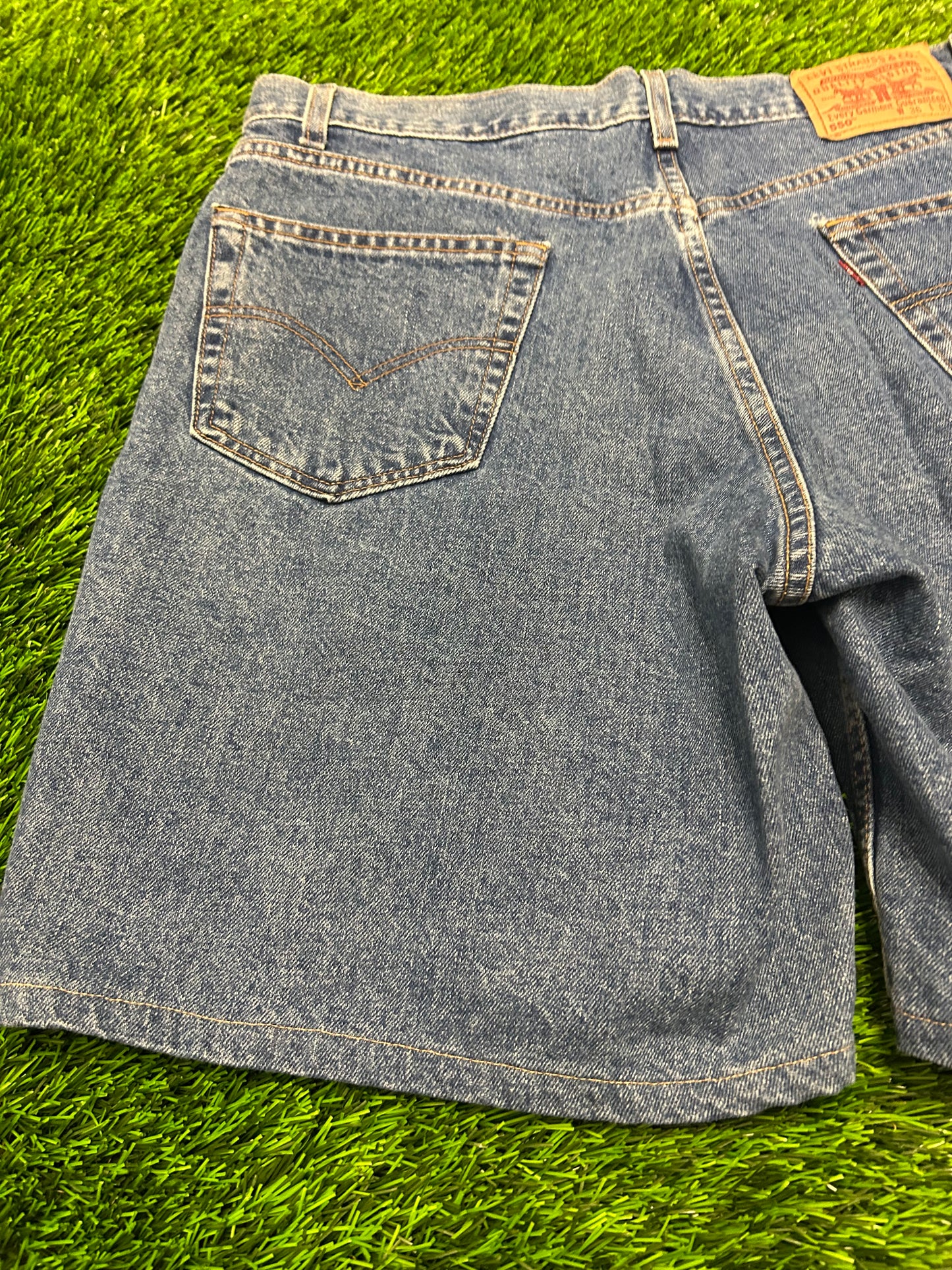 2001 Vintage Levi's 550 Dark Wash Jean Shorts (36)
