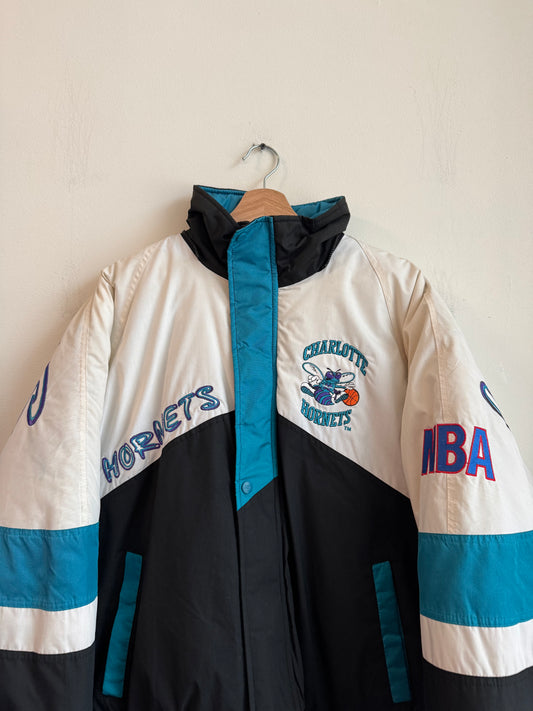 1990s Charlotte Hornets Pro Player Big Spell Out Rare Puffer Jacket (M)
