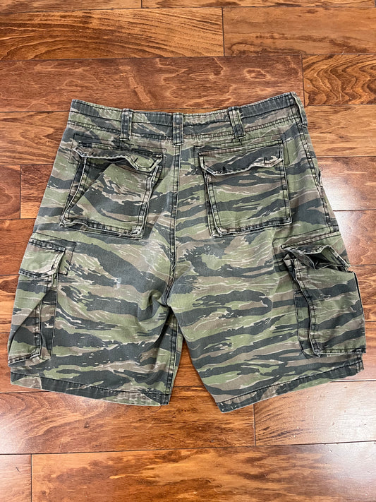 00s Military Camo Cargo Shorts (34)