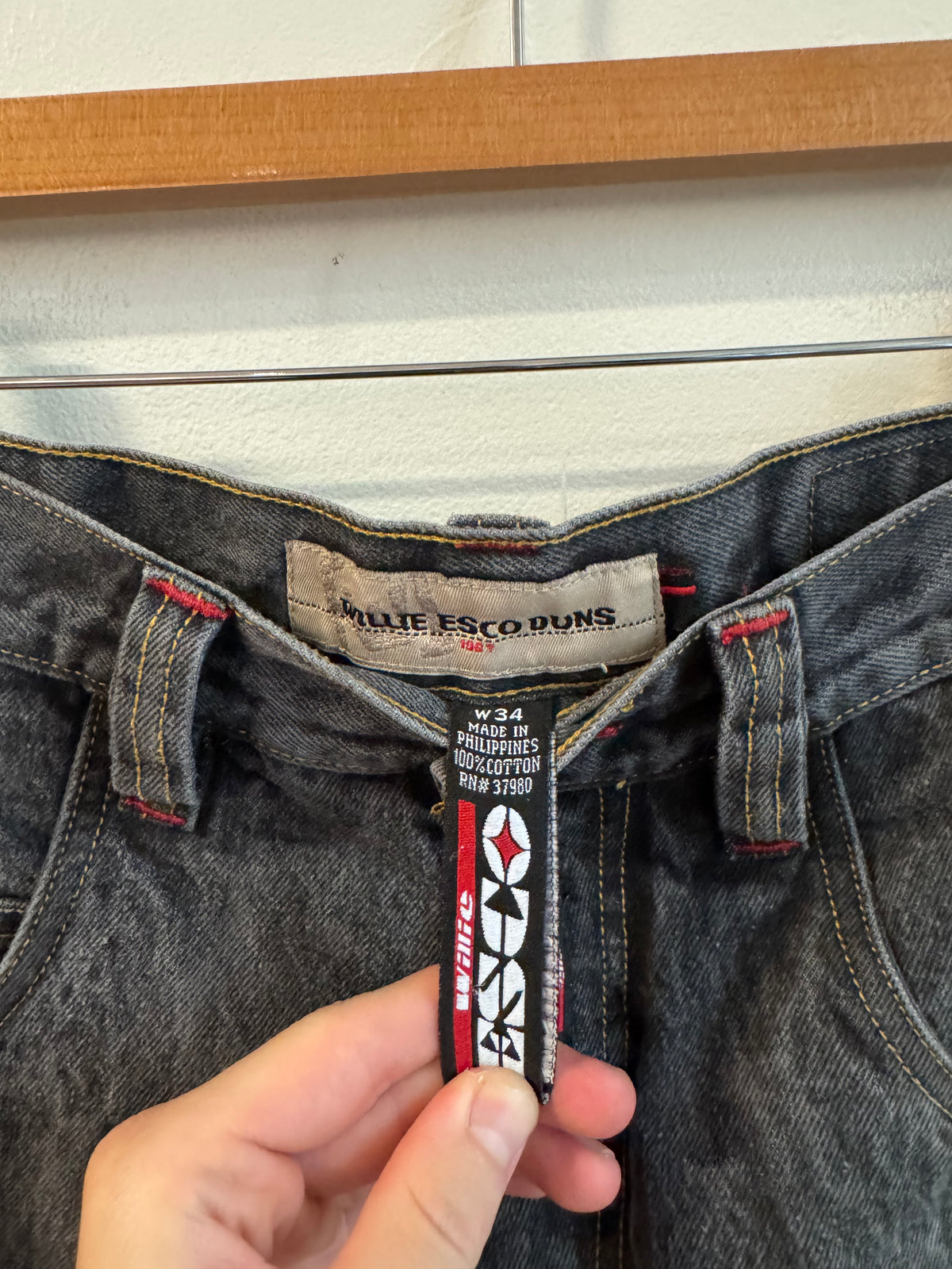 00s Esco Duns Baggy Black Shorts (34)