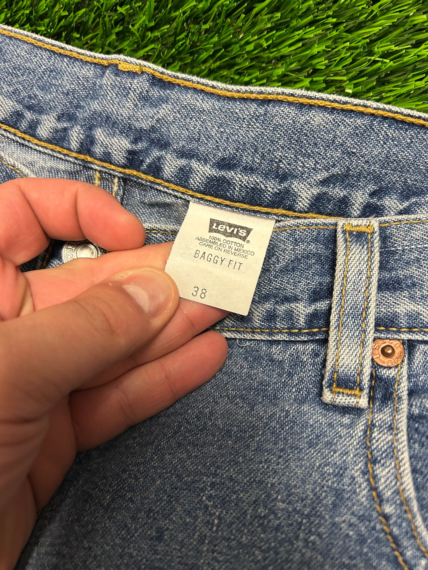 1998 Vintage Levi's Baggy Fit Blue Jean Shorts (38)