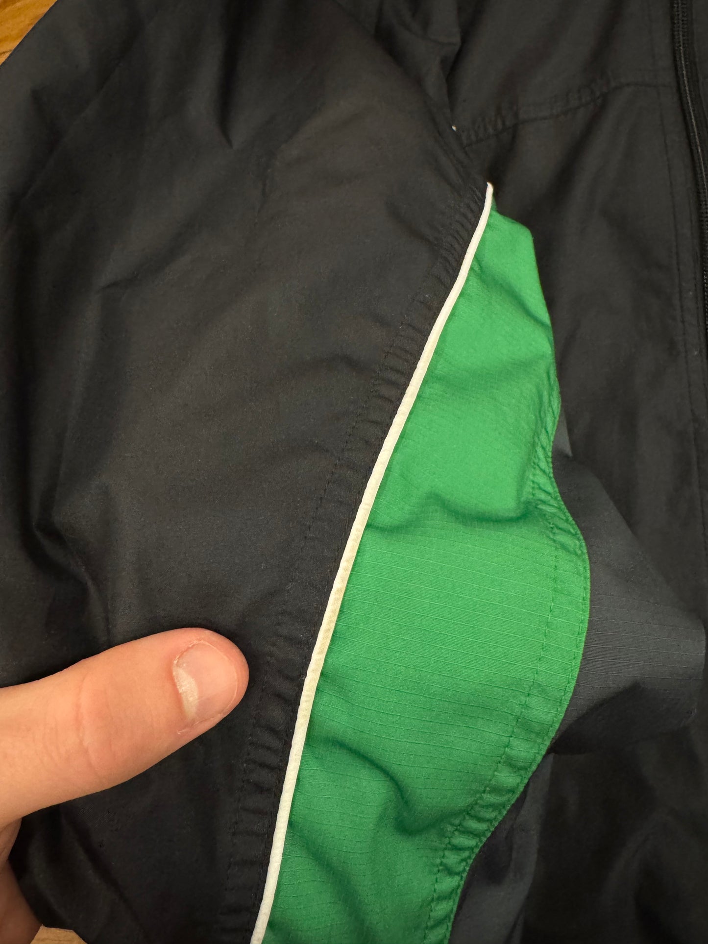 00s Nike Black/Green Windbreaker (XL)