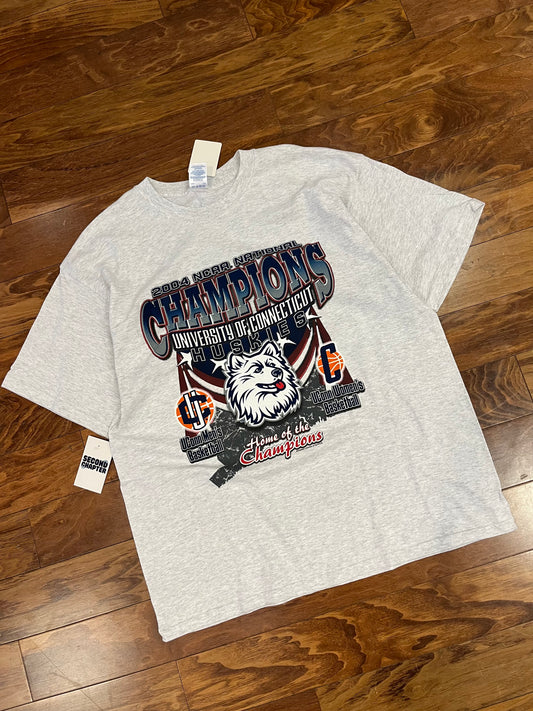 2004 University of Connecticut (Uconn) Huskies Basketball DS Tee (XL)