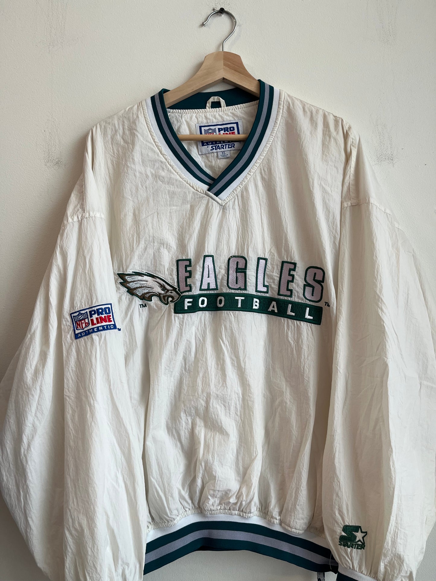 1990s Philadelphia Eagles Embroidered Spell Out White Starter Windbreaker (XL)