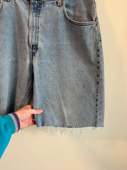 1997 Levi”s 560 Baggy Light Wash Shorts (36)
