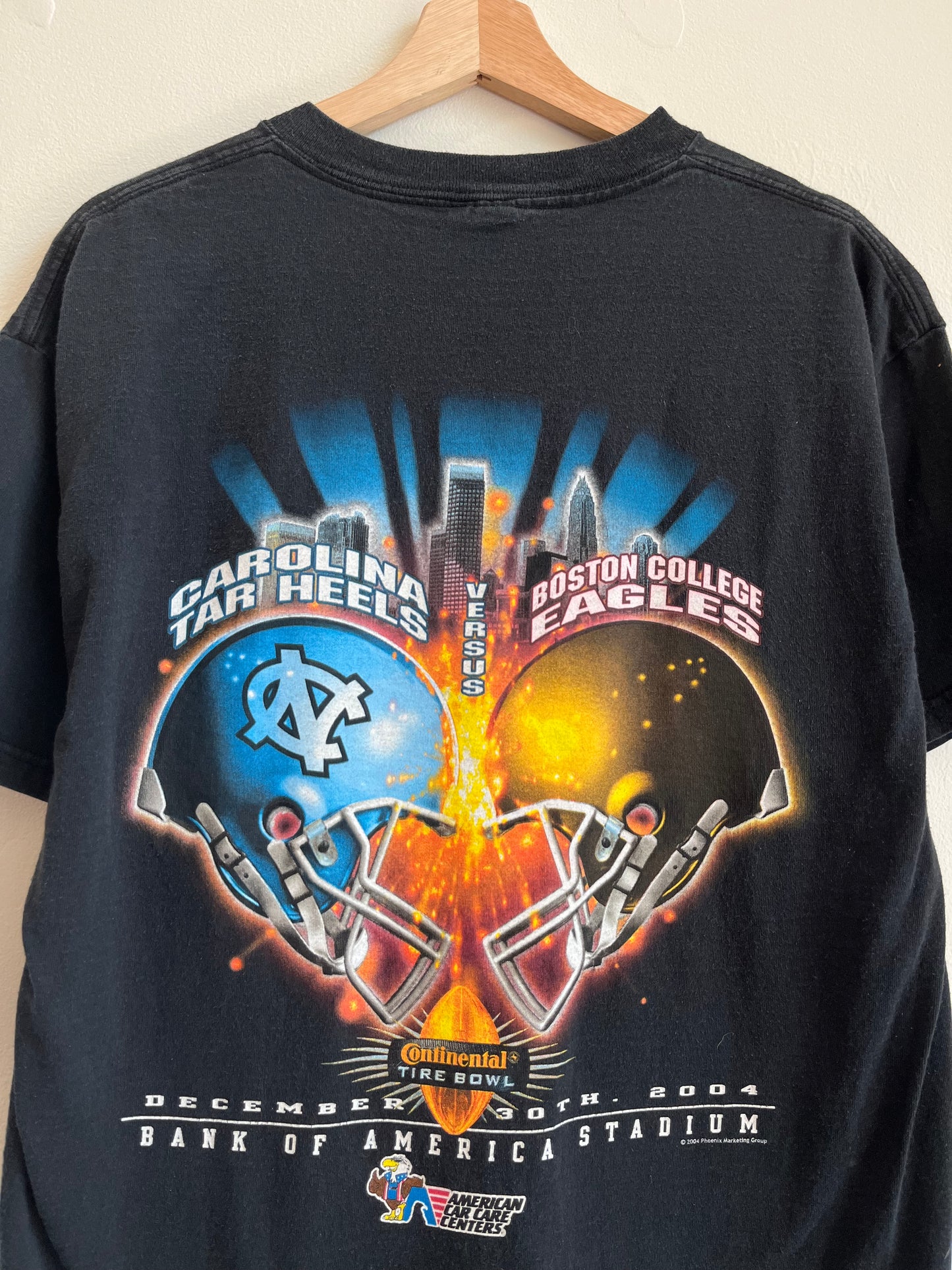 2004 UNC Tarheels vs Boston College Eagles Helmet Tee (L)