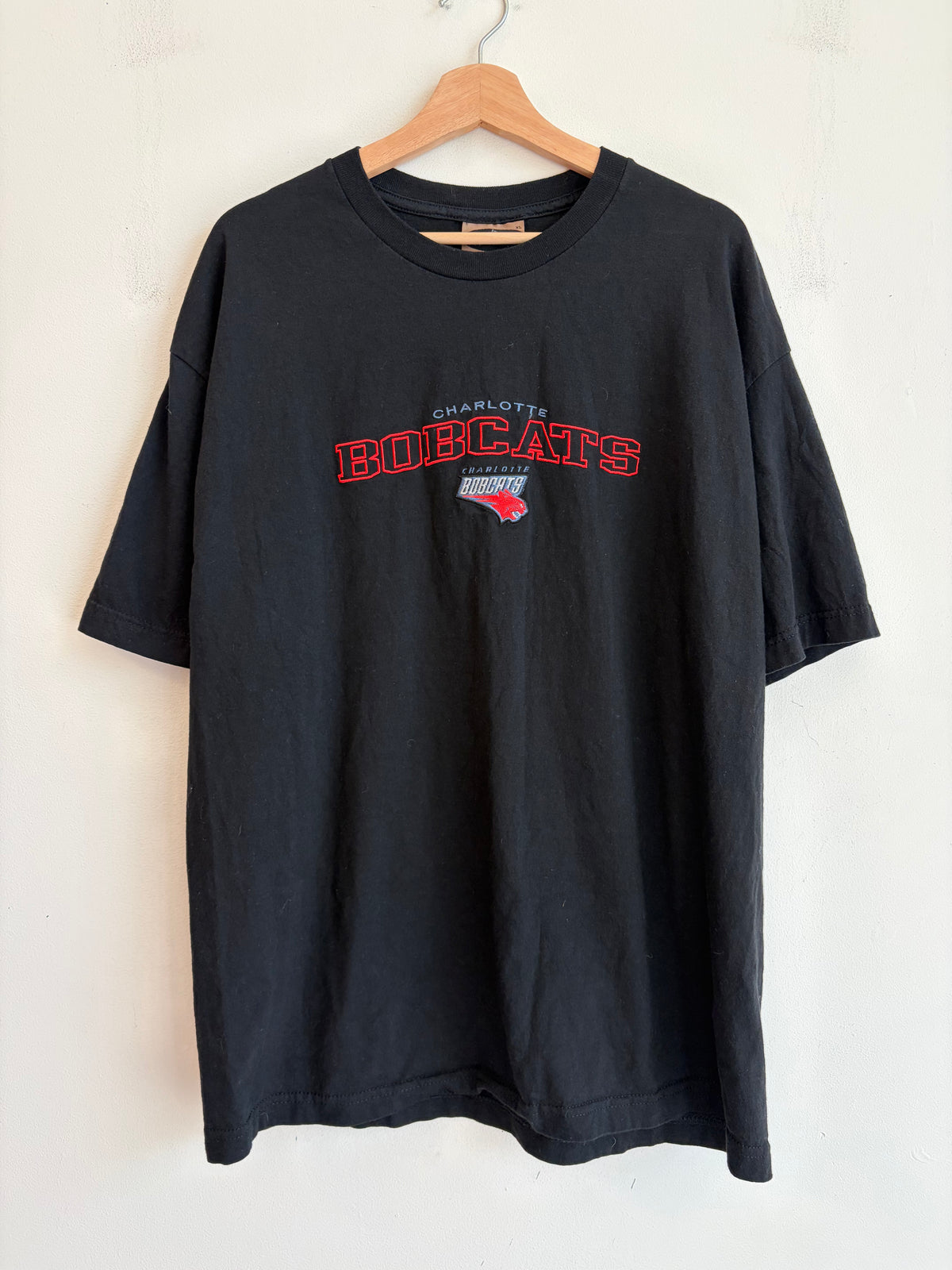 00s Charlotte Bobcats Embroidered Antigua NBA Tee (XL)