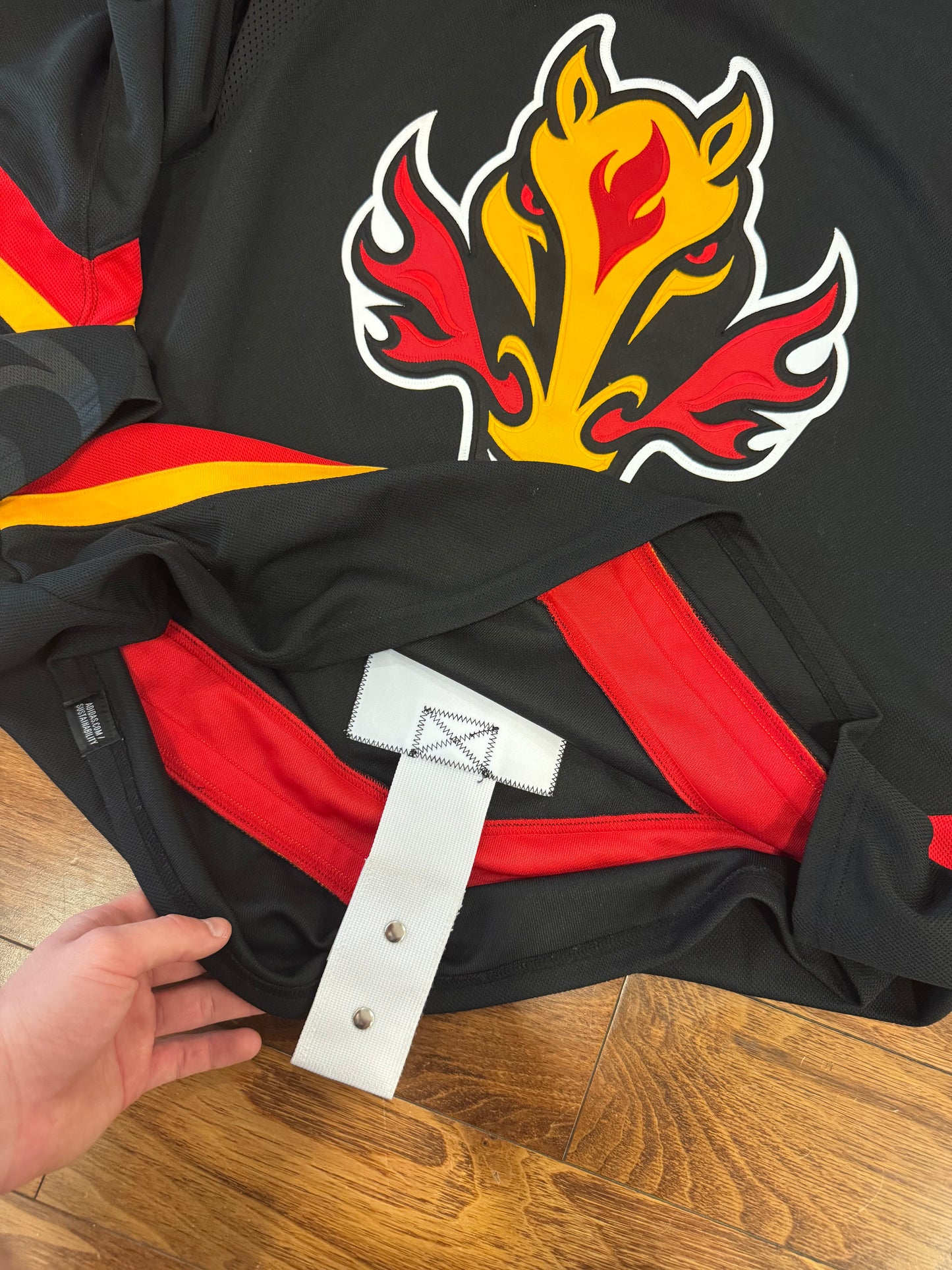 2022 Calgary Flames Adidas NHL Jersey (XL)