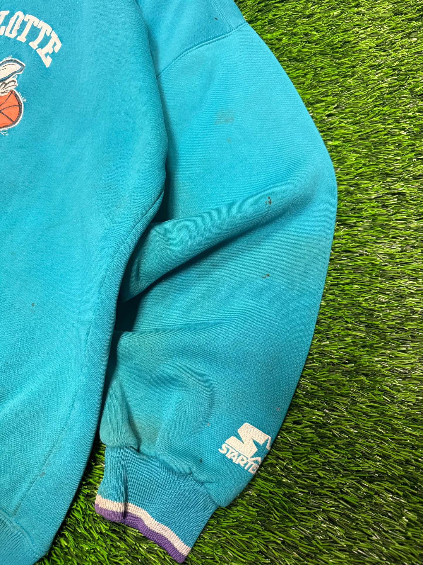 90s Charlotte Hornets Embroidered Thrashed Starter Crewneck (L)