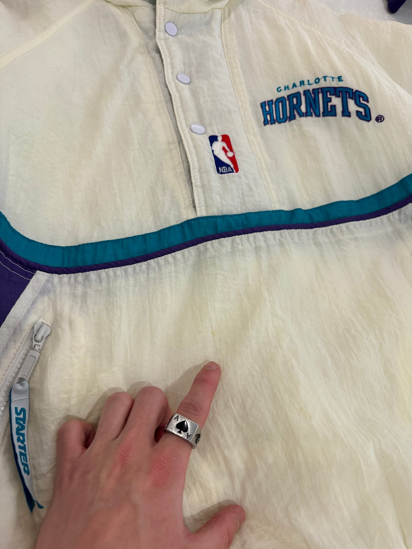 90s Charlotte Hornets Logo NBA White Puffer Starter Jacket (S)