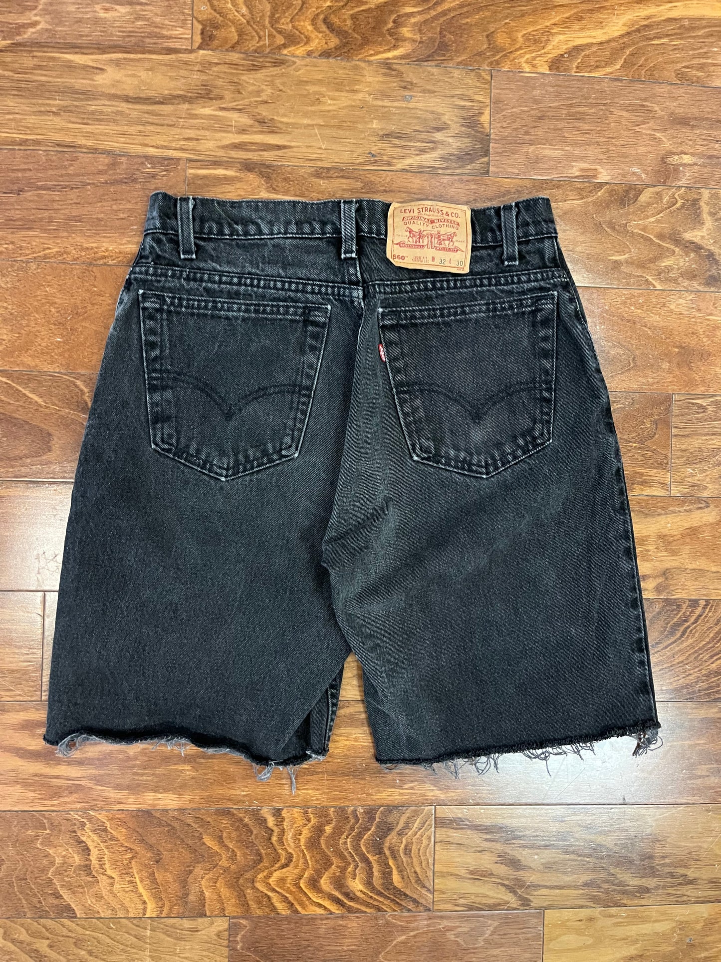 1995 Levi's 560 Loose Tapered Fit Faded Black Shorts (32)