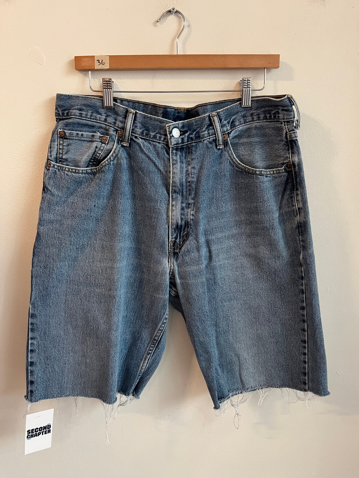 00s 550 Levi's Mid Wash Shorts (34)