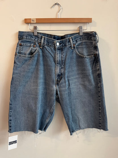 00s 550 Levi's Mid Wash Shorts (34)