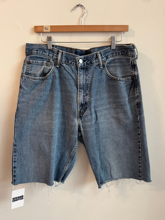 00s 550 Levi's Mid Wash Shorts (34)