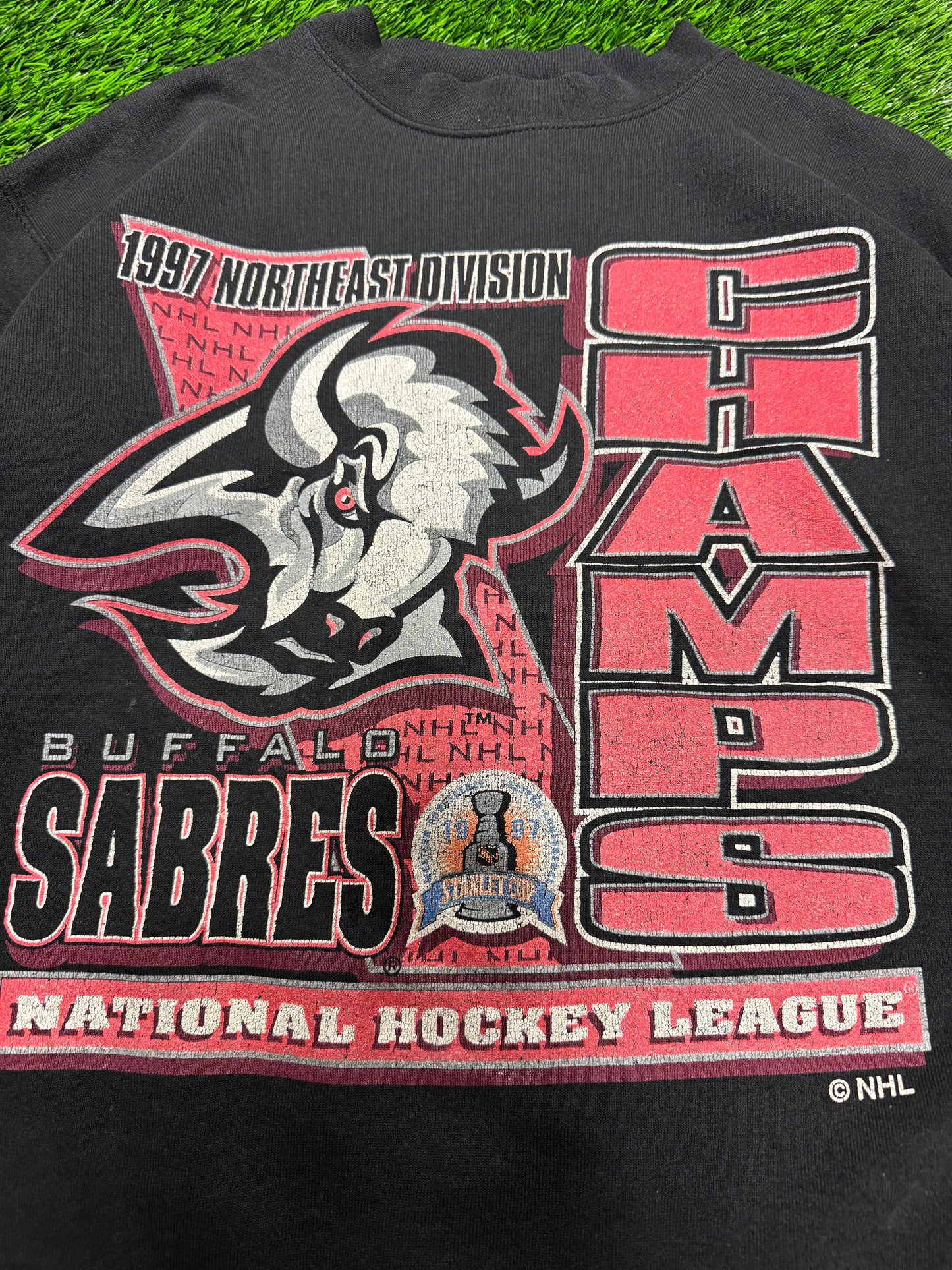 1997 Buffalo Sabres Stanley Cup Thrashed Vintage NHL Crewneck (M)