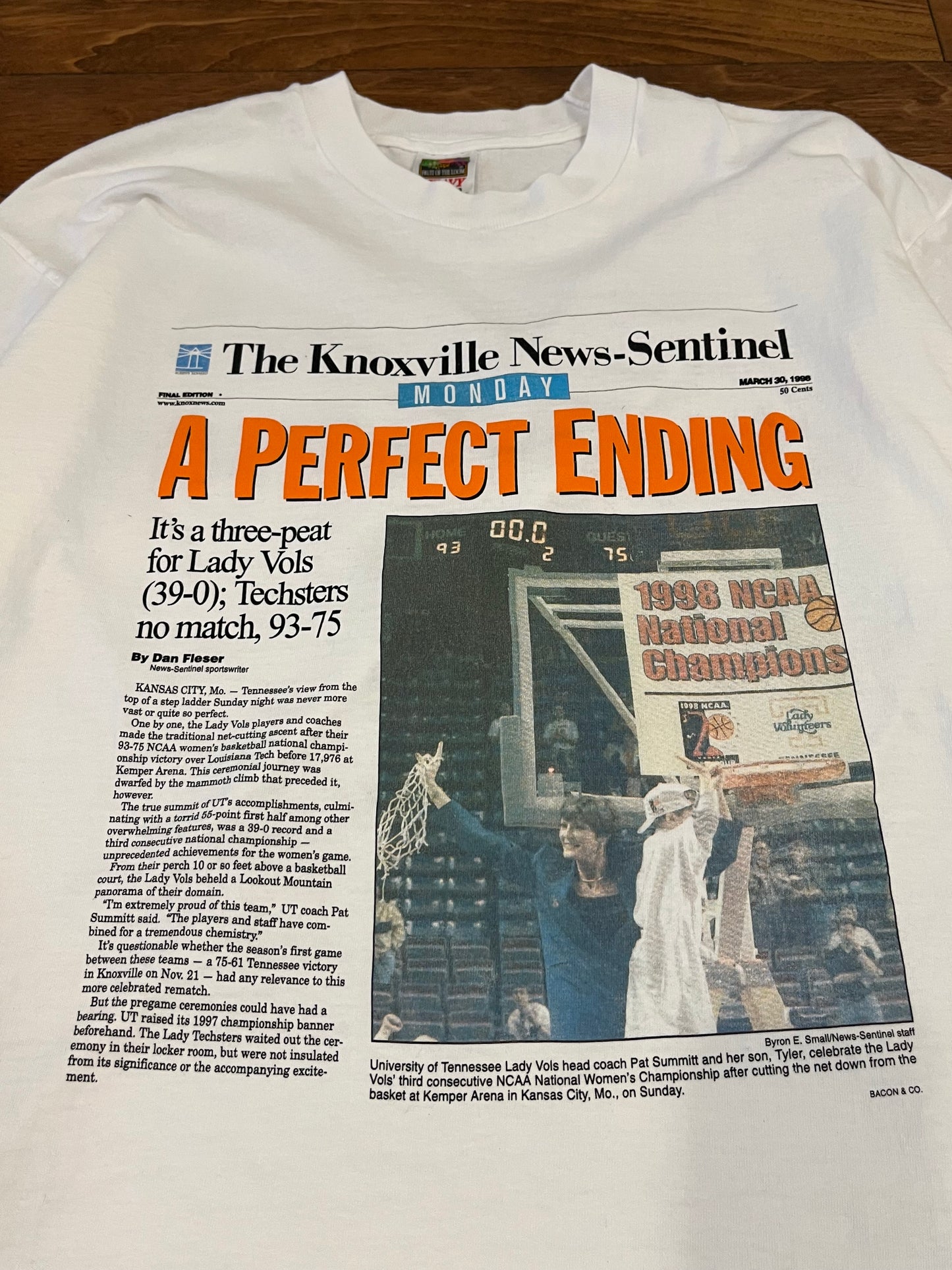 1998 Tennessee Lady Vols Newspaper Tee (XL)