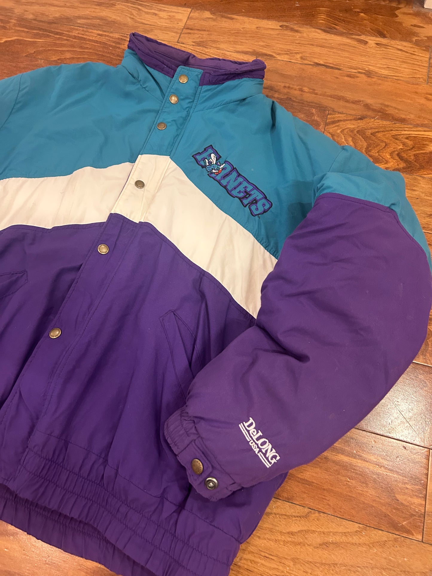 90s Charlotte Hornets DeLong Vintage NBA Puffer Jacket (L)