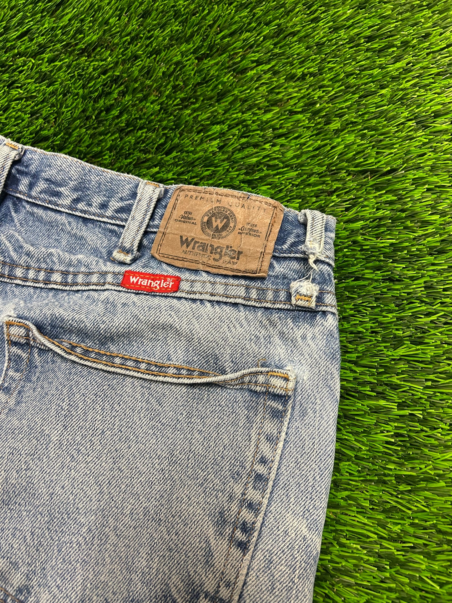 00s Wrangler Workwear Distressed Cut Off Vintage Jean Shorts (36)