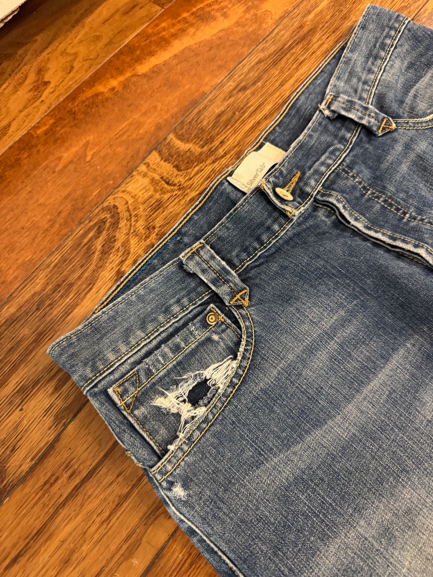 2005 Levi's Silver Tab Boot Cut Dark Wash Jeans (34 x 30)