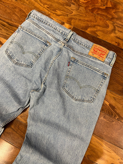 00s Levi's 505 Light Washed Jeans (36 x 32)