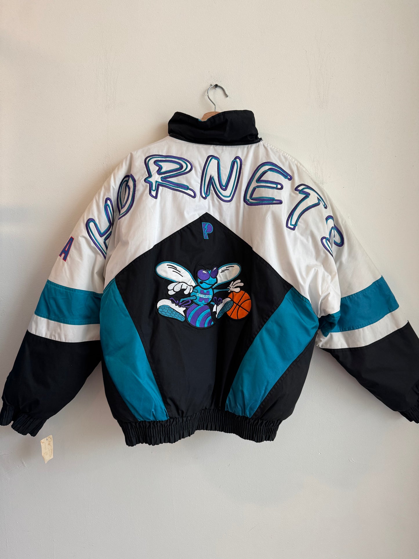 1990s Charlotte Hornets Pro Player Big Spell Out Rare Puffer Jacket (M)