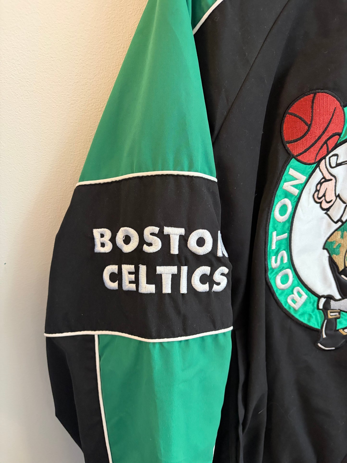 00s Boston Celtics G-III Embroidered Windbreaker (XXL)