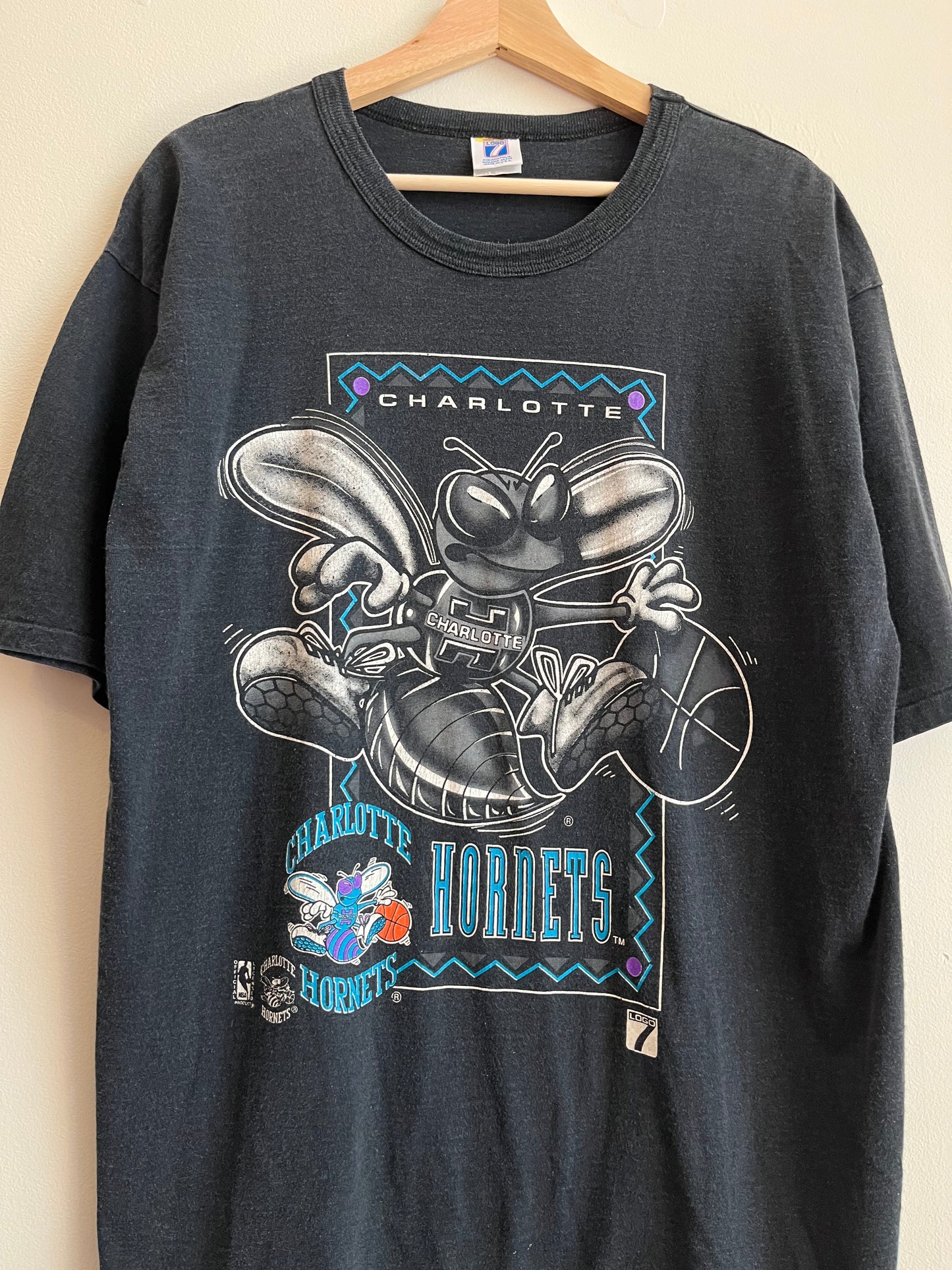 90s Charlotte Hornets NBA Logo 7 Black Tee (XL)