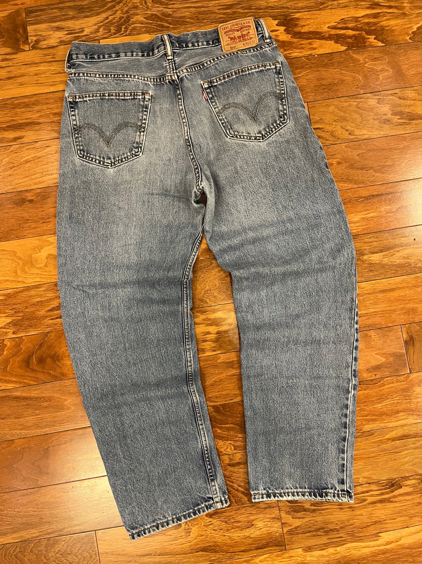 00s 550 Levi's Mid Wash Jeans (34 x 31)