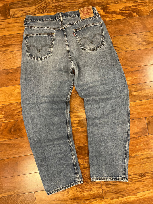 00s 550 Levi's Mid Wash Jeans (34 x 31)