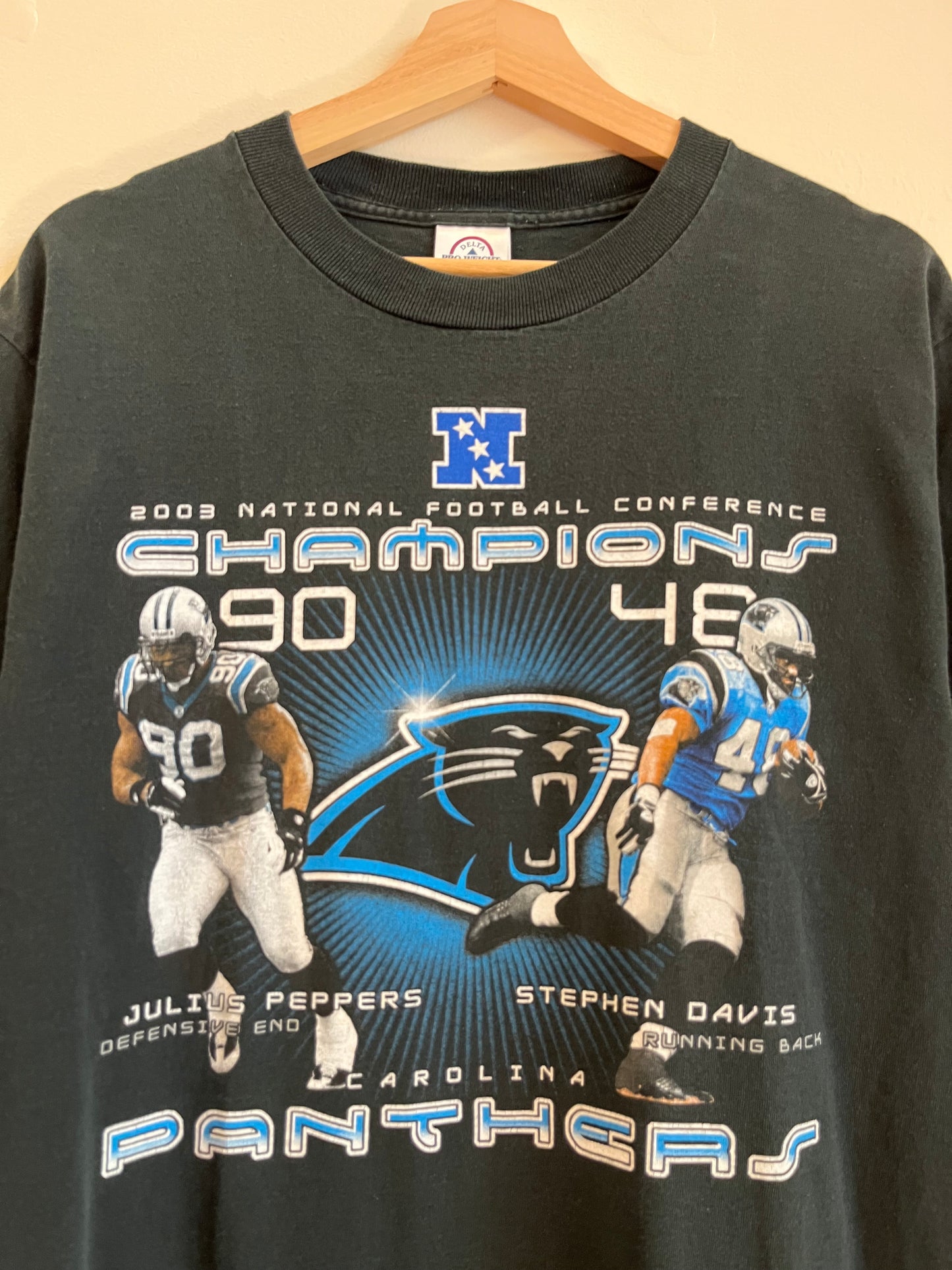 2003 Carolina Panthers Julius Peppers & Stephen Davis Roster Tee (M)