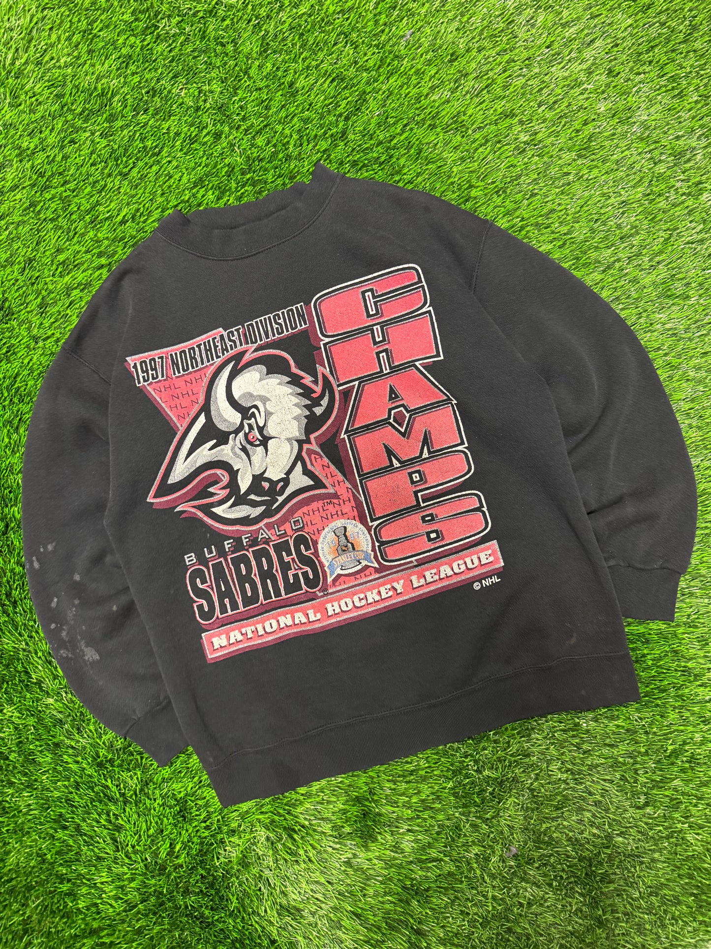 1997 Buffalo Sabres Stanley Cup Thrashed Vintage NHL Crewneck (M)