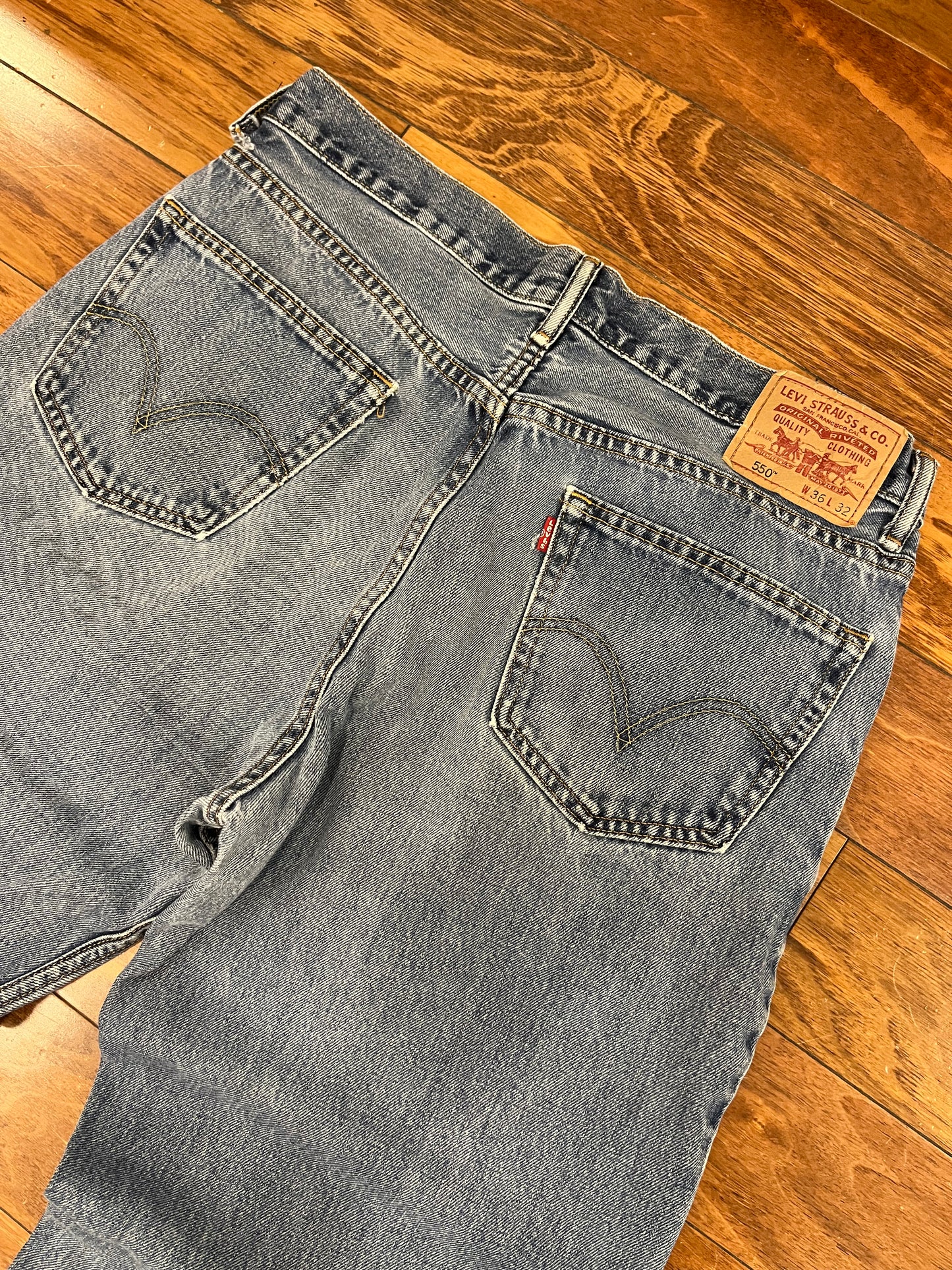 00s 550 Levi's Mid Wash Jeans (34 x 31)