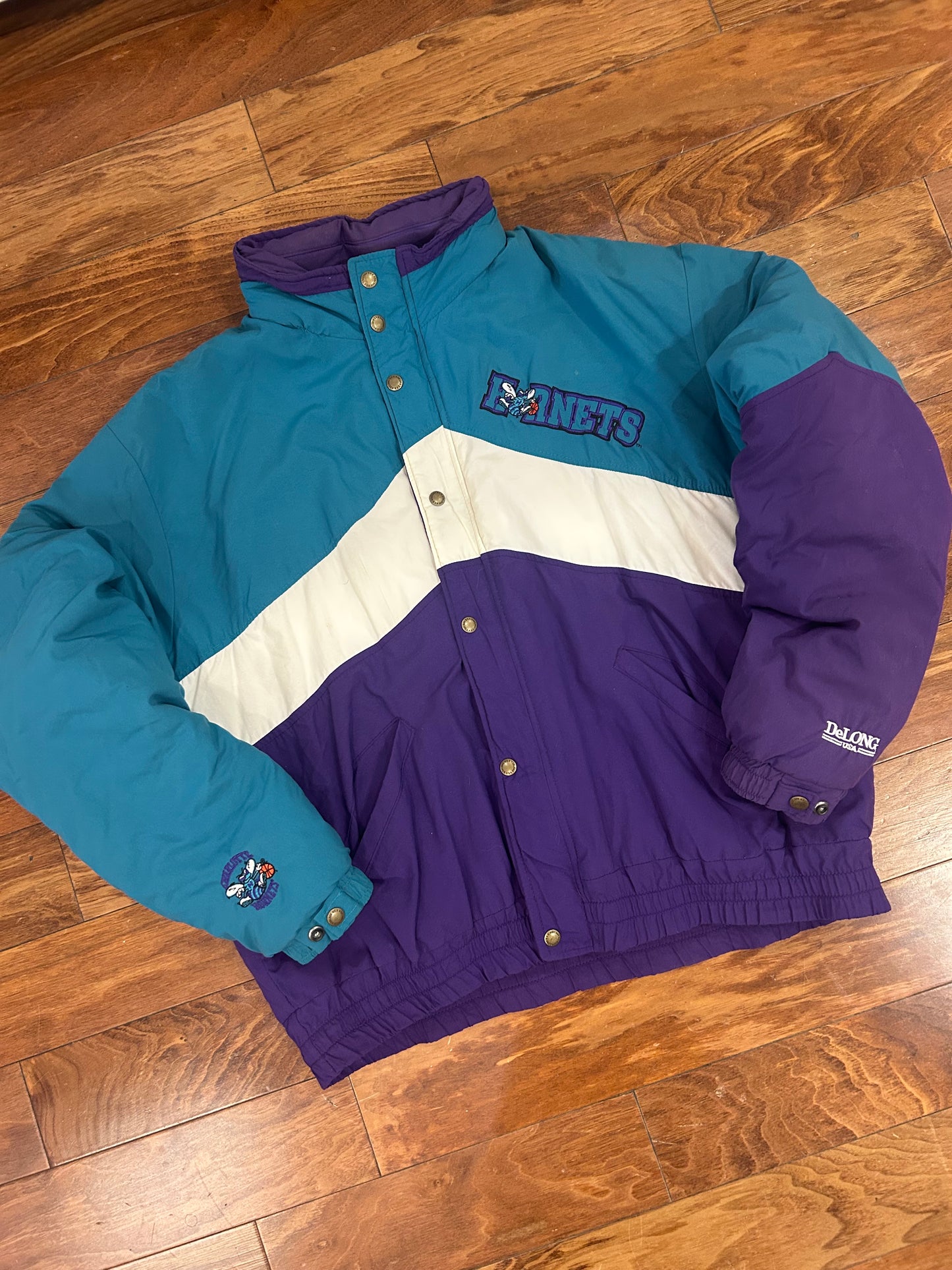 90s Charlotte Hornets DeLong Vintage NBA Puffer Jacket (L)