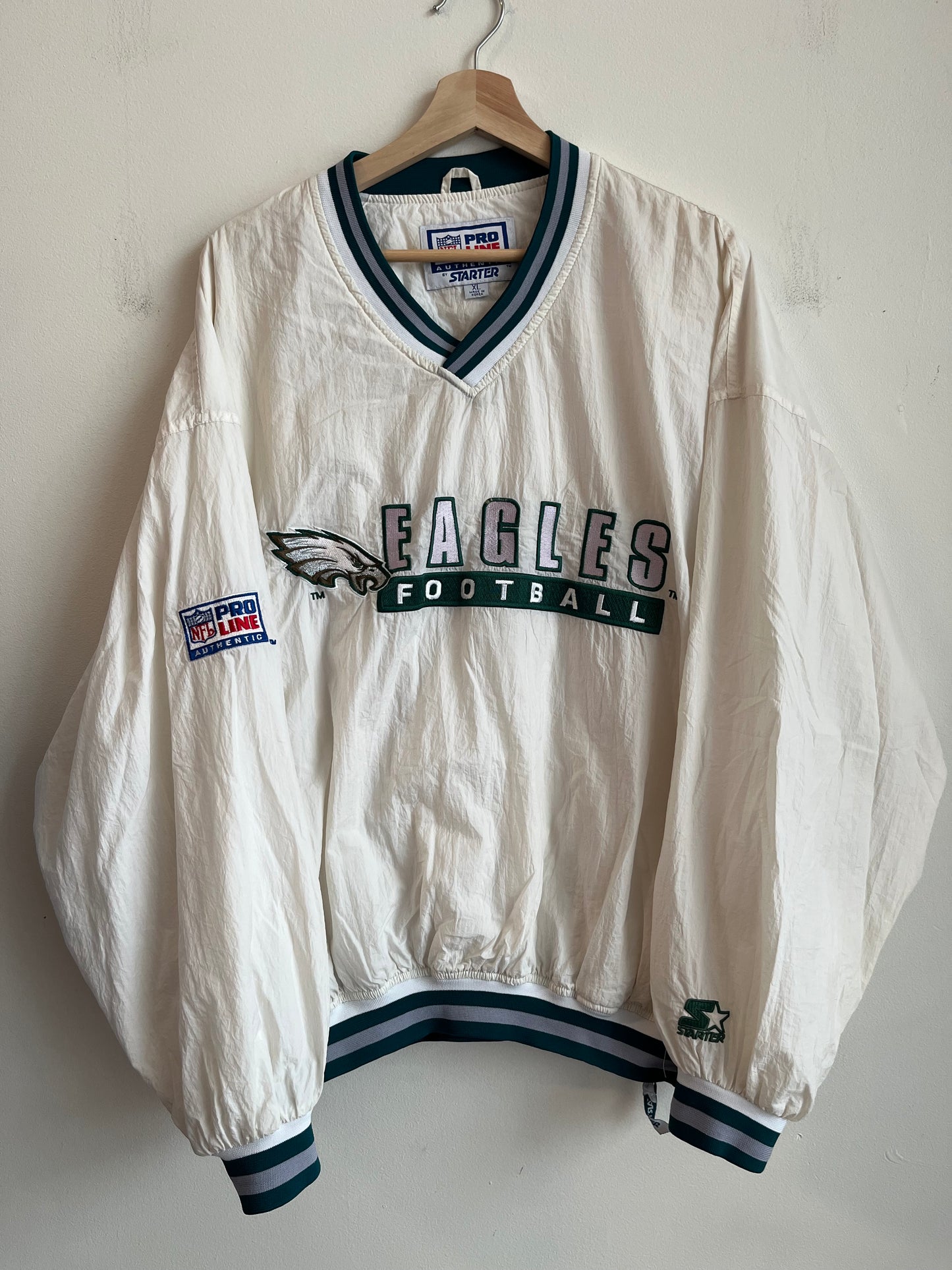 1990s Philadelphia Eagles Embroidered Spell Out White Starter Windbreaker (XL)