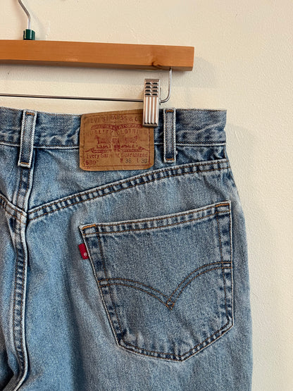 2001 Levi’s 550 Light Wash Shorts (36)