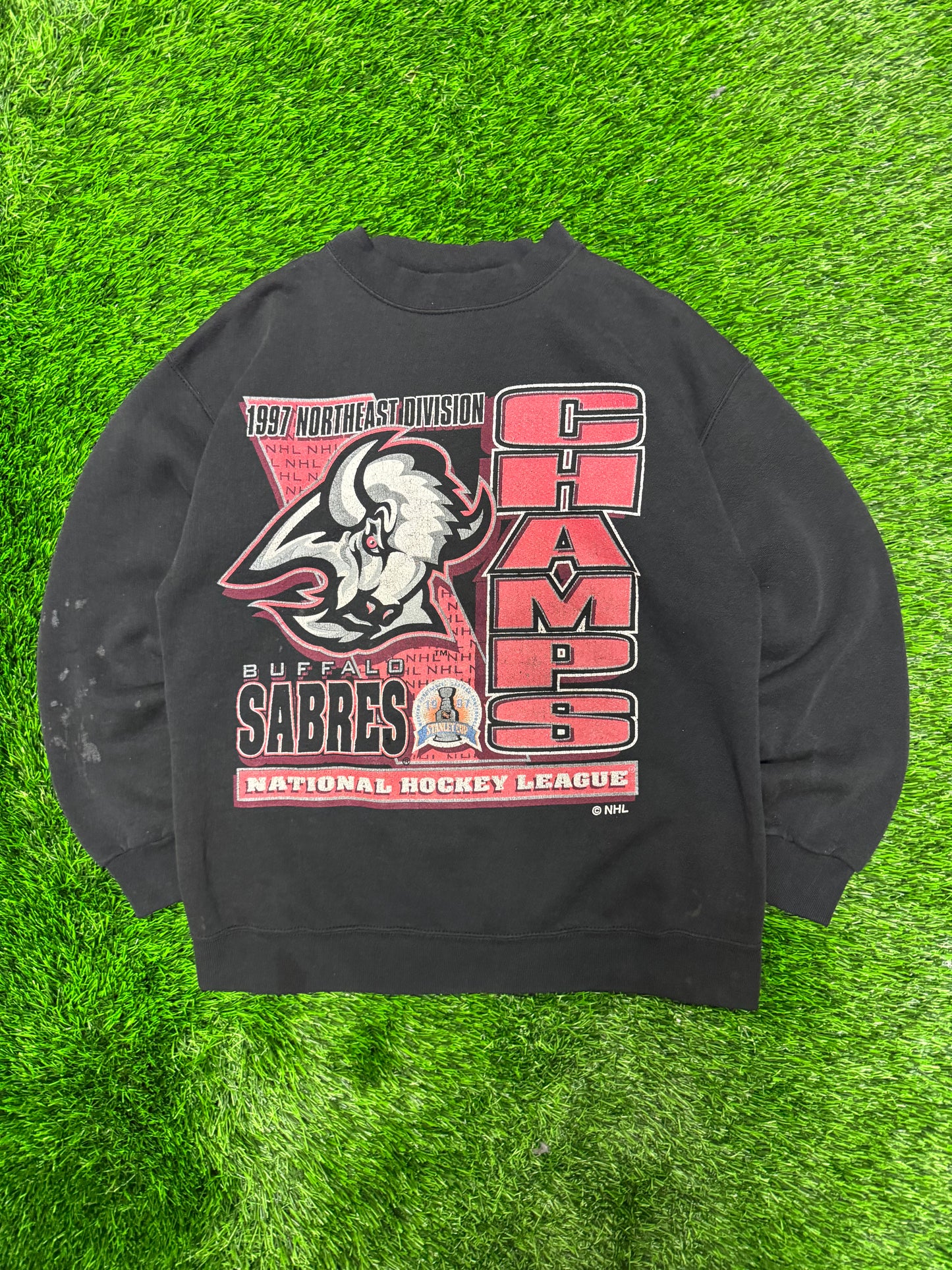 1997 Buffalo Sabres Stanley Cup Thrashed Vintage NHL Crewneck (M)