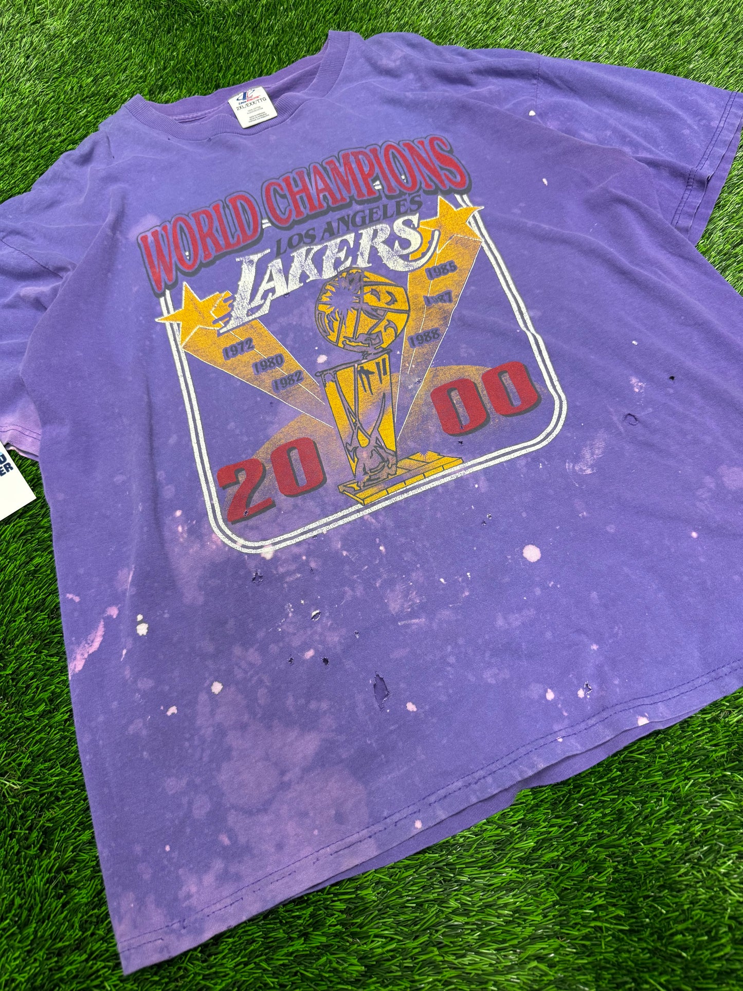 2000 Los Angeles Lakers World Champions Thrashed Vintage NBA Tee (XXL)