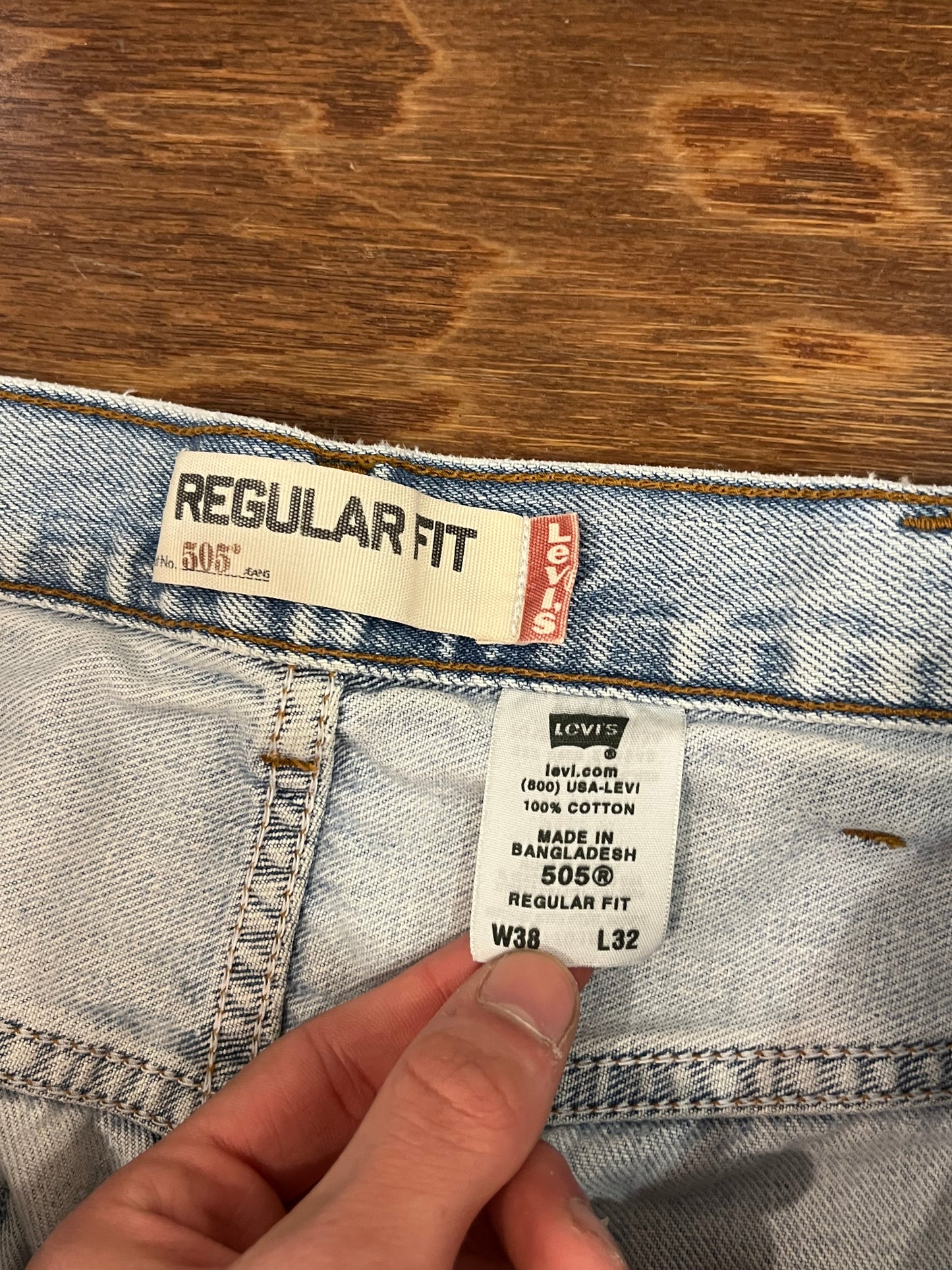 2006 Levi's 505 Light Wash Jeans (36 x 30)