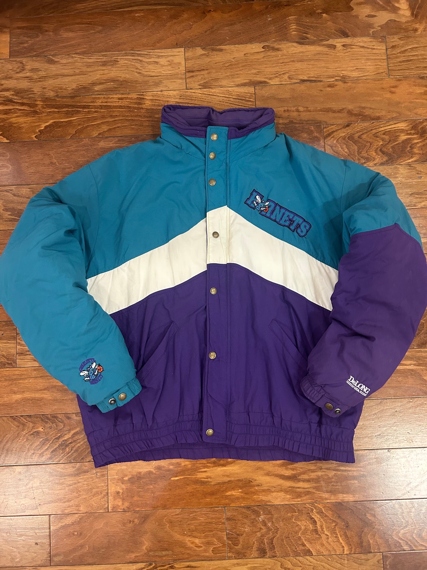 90s Charlotte Hornets DeLong Vintage NBA Puffer Jacket (L)