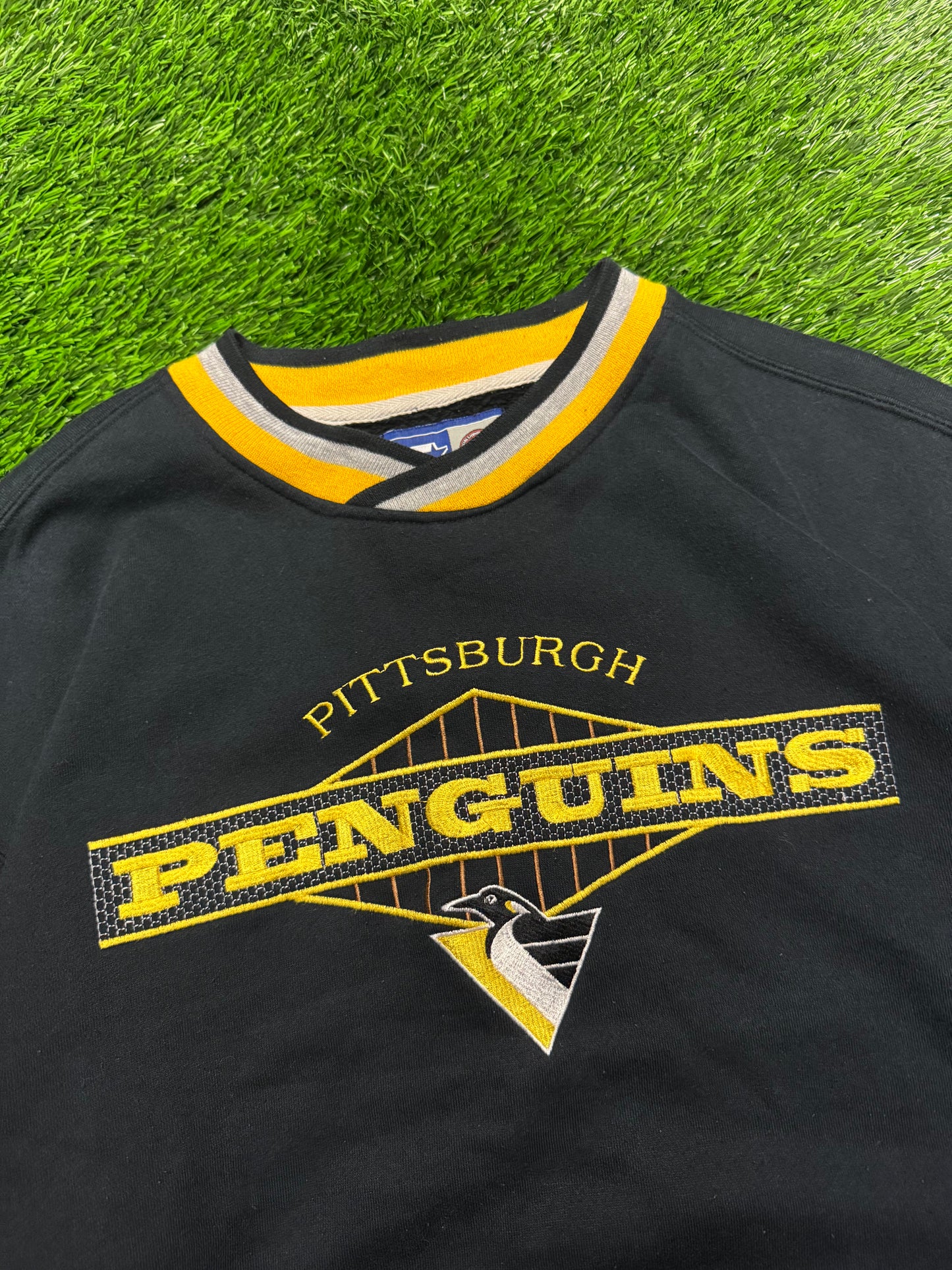 90s Pittsburgh Penguins Embroidered Starter NHL Crewneck (M)